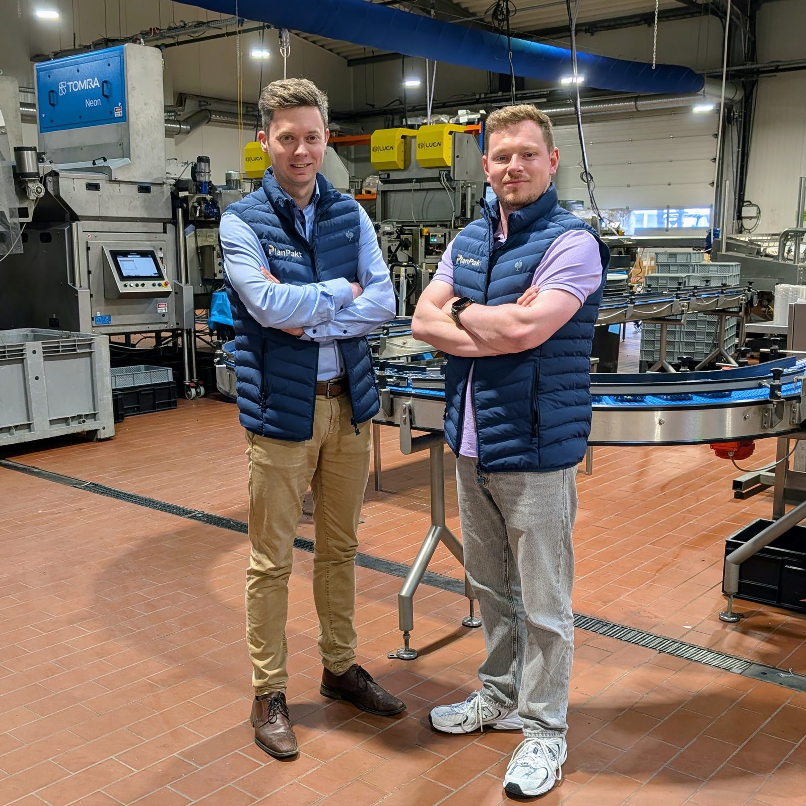 Die PlanPakt Geschäftsführer in einer Produktionshalle